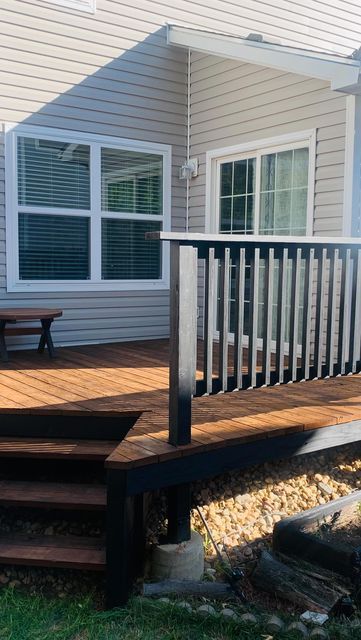 Brenda | DIY & Design on a budget | Latina on Instagram: "Deck Makeover 🖤 ✨  This 22 year old deck needed a refresh so bad and I didn’t love the cedar stain so nothing a fresh coat of new stain can’t fix!!   I used deck stripper and a power washer to strip off the floor stain completely and used @olympicstains on these colors:  Floors: Canyon Brown (one coat) Banister: Black (Behr’s tone-two coats)   Details in my highlights ✨  #thepowerofpaint #buildergradeupgrade #olympicstain #homedepotdeckp Two Tone Stained Deck, Deck Colors For Red Brick House, Front Porch Stain Ideas, Back Door Steps To Patio, Black Stained Deck, Deck Painting Ideas, Black Porch, Cedar Stain, Deck Makeover