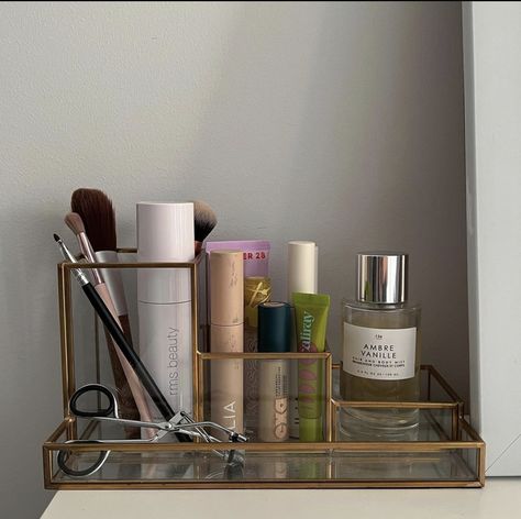 Aesthetic Makeup Holder, Minimal Makeup Storage, Nora Stephens, Makeup Organization Ideas, Room Wishlist, Makeup Stand, Makeup Holder, Minimal Makeup, College Room