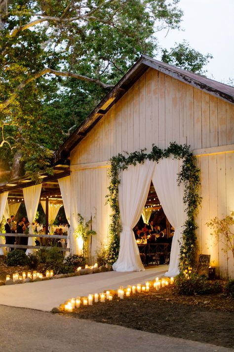 Barn Wedding Reception, Barn Wedding Decorations, Country Theme Wedding, Dream Wedding Decorations, Boda Mexicana, Dream Wedding Venues, Wedding Barn, Rustic Barn Wedding, Dream Wedding Ideas Dresses