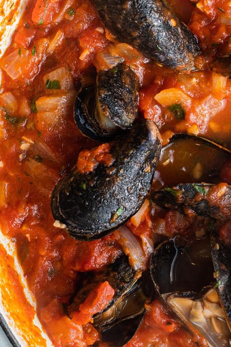 Cooked mussels in a brothy tomato sauce with onion. Mussels Tomato Sauce, Mussels In Tomato Wine Sauce, Mussels In Tomato Garlic Sauce, Mussels Marinara Recipe, Mussels In Red Sauce, Mussels Marinara, Diavolo Sauce, Red Sauce Pasta Recipe, Seafood Sauce Recipe