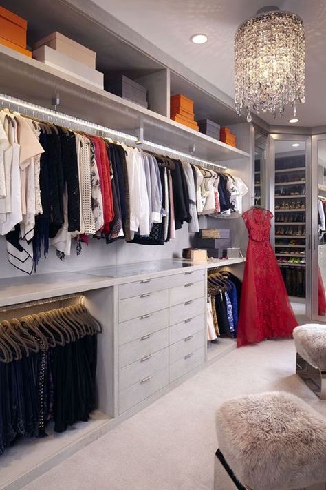 40 Pretty Modern Closet Ideas That Every Women Will Love | Home Design And Interior A Walk In Closet, Dressing Design, Closet Vanity, Celebrity Closets, Dressing Room Closet, Walking Closet, Dream Closet Design, Walk In Closet Design, Celebrity Closet