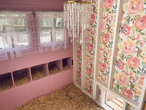 Pink Chicken Coop Ideas, Chicken Bedroom Ideas, Pink And White Chicken Coop, Shabby Chic Chicken Coop Ideas, Girly Chicken Coop, Chicken Coop Wallpaper, Fancy Chicken Coop Interiors, Chicken Coop Inside Ideas, Shabby Chic Chicken Coop