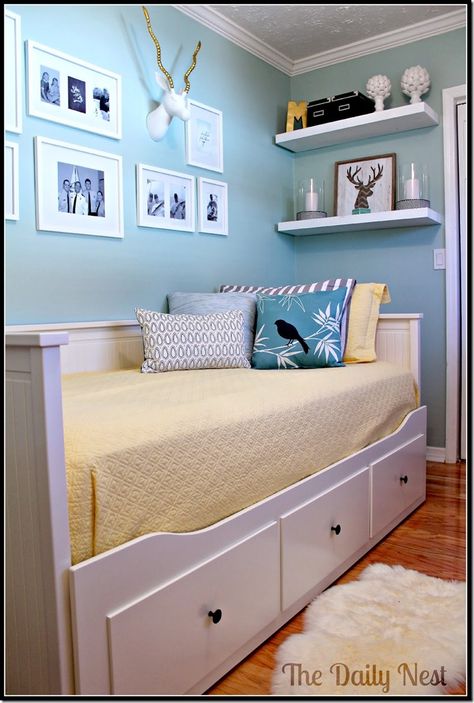 Day bed--great idea for a guest room. Doesn't take up a lot of space and has storage underneath. Office With Daybed, Hemnes Day Bed, Home Office/guest Room, Furnitur Ruang Keluarga, Office Guest Room, Guest Room Office, Small Bedroom Decor, Day Bed, Trendy Bedroom