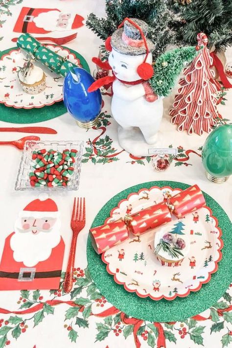 Check out this fun nostalgic retro Christmas party! The table settings are awesome! See more party ideas and share yours at CatchMyParty.com Retro Christmas Tablescapes, Christmas Party Place Settings, Retro Christmas Table, Retro Christmas Party, Girls Christmas Party, Holiday Party Ideas, Christmas Dining Table Decor, Christmas Dining Table, Christmas Dining Room