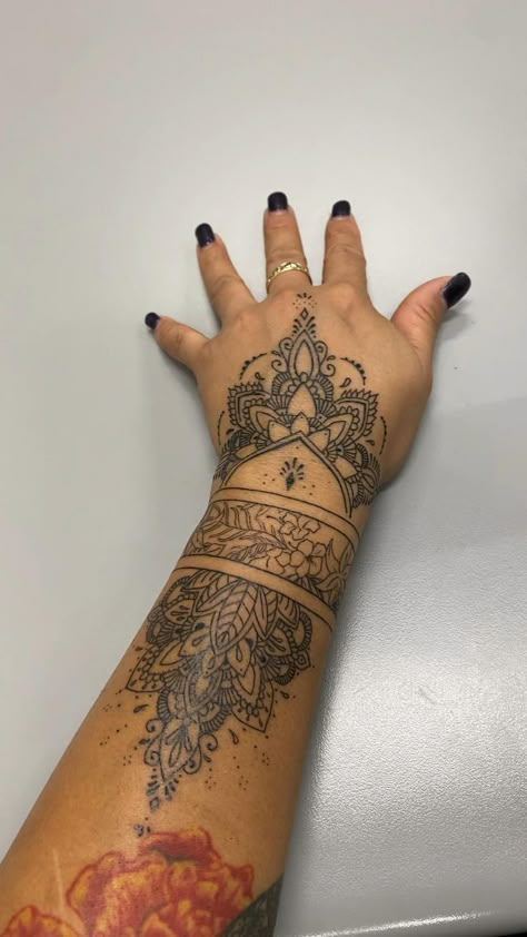 Fitness Tattoo Ideas, Dope Hand Tattoos For Women, Tattoos For Women Forearm, Women Forearm Tattoo, Rihanna Hand Tattoo, Fitness Tattoo, Mandala Hand Tattoos, Jagua Henna, Henna Inspired Tattoos