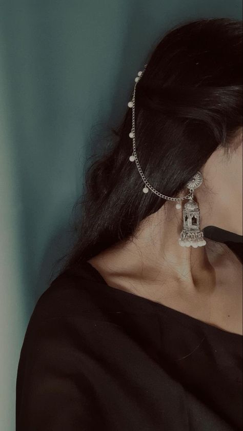 Black tunic and silver earings never goes out of style 🥀 Eid Looks, Trendy Silver Jewelry, Desi Vibes, Silver Jewelry Accessories, Ethereal Dress, Fashion Illustrations Techniques, Ear Style, Fancy Jewellery Designs, Desi Fashion Casual