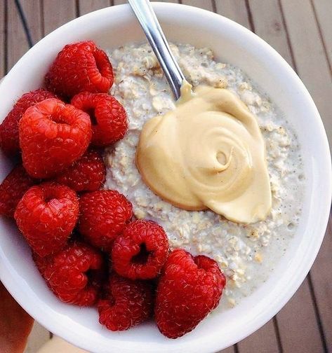 For those of you wondering..... Here's my breakfast for today.  Oats (mixed with vanilla protein powder), raspberries and a dollop of almond butter. . I have to admit, I'm loving the fact that I can cook all meals at home and enjoy them. I prep as much as I can for the week but even then its frantic and hurried. This slow paced life has given me the gift of TIME which I'm grateful for..... . Now tell me, what was your breakfast for today!! 👇 Low Calorie Snacks, Healthy Food Delivery, Cashew Butter, Food Healthy, Food Delivery, Pretty Food, I Love Food, Cashew, Aesthetic Food