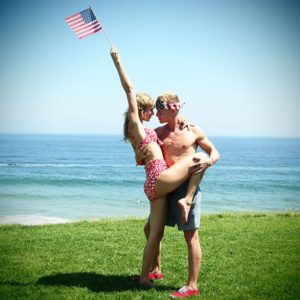 A detailed history of Taylor Swift’s annual 4th of July parties Taylor Swift Crazier, Jamie King, Ingrid Michaelson, Photos Of Taylor Swift, Red Tour, Taylor Swift Music, Swift Photo, Rare Pictures, Red Taylor