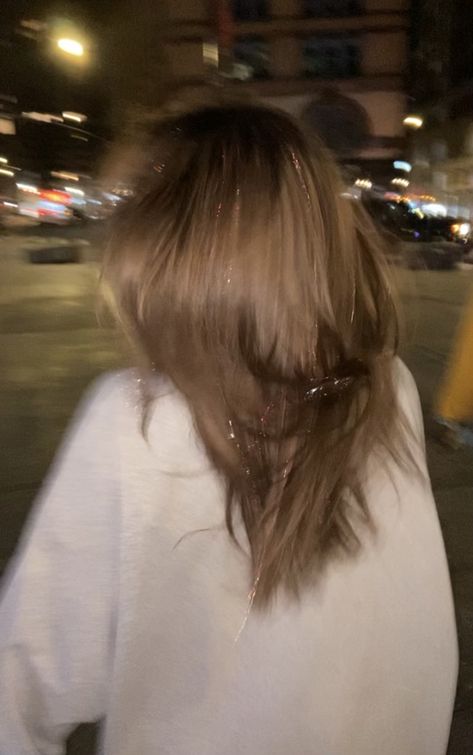 Brunette hair , festival hair , hair tinsel , tinsel , hair trends , brunette hair colors Tinsel In Light Brown Hair, Light Brown Hair Girl Aesthetic, Dark Brown Hair With Tinsel, Tinsel Hair Blonde, Hair Tinsel Blonde, Hair Tinsel Brunette, 2023 Trendy Hair, Free Hair Styles, Tinsel Hair