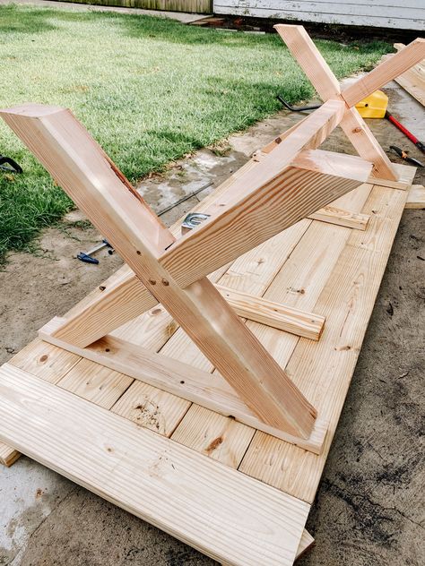 DIY farmhouse outdoor table (with free plans) - Shoe Makes New Farmhouse Outdoor Table, Outdoor Dining Table Diy, Backyard Table, Diy Patio Table, Diy Outdoor Table, Farmhouse Outdoor, Furniture Repurpose, Outdoor Patio Table, Diy Dining Table