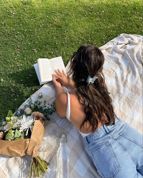 Midday Photoshoot, Picnic Pics, Picnic Photo Shoot, Picnic Pictures, Picnic Photography, Picnic Inspo, Picnic Photoshoot, Picnic Inspiration, Spring Photoshoot