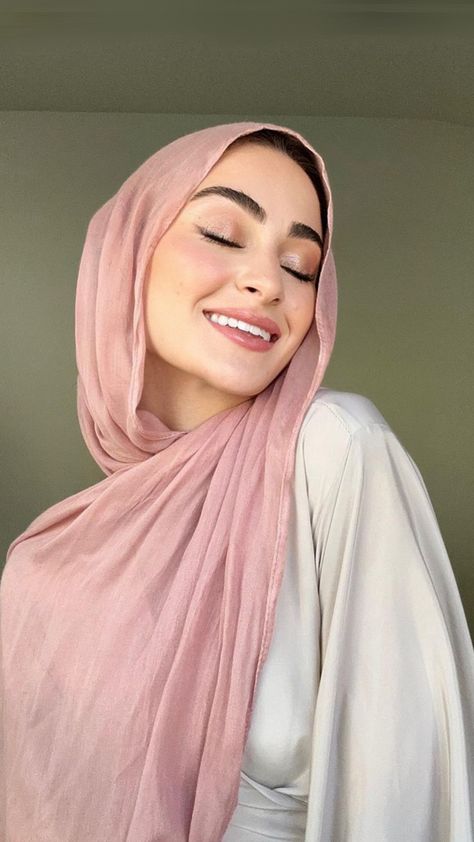 Successful Women Style, Hijab Outfit Summer, Style Hijab Simple, Modal Hijab, Pink Hijab, New Hijab, Modest Dresses Fashion, Colour Combinations Fashion, Hijab Style Tutorial