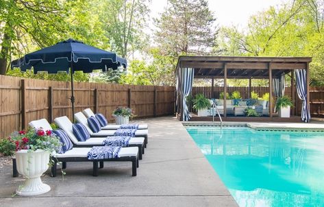 Chaise lounge chairs and cabana by pool Pergola By Pool Ideas, Furniture Around Pool, Backyard Pool Furniture, Poolside Furniture Ideas, Hacienda Pool, Pool Patio Decorating Ideas, Backyard Ideas With Pool, Outdoor Pool Decor, Pool Patio Furniture