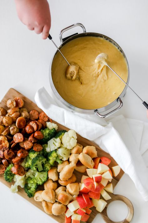 Fondue At Home Ideas, Healthy Fondue, Fondue Food Ideas, Fondu Night, Cheese Fondue Appetizer, Fondue Dinner Ideas, Fondue Aesthetic, Healthy Fondue Recipes, Fondue Christmas Dinner