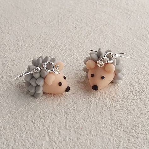 Polymer Clay Animal Earrings, Polymer Clay Hedgehog, Fimo Projects, Fimo Earrings, Fimo Ideas, Ceramic Dessert, Clay Figurines, Poly Clay, Polymer Clay Animals