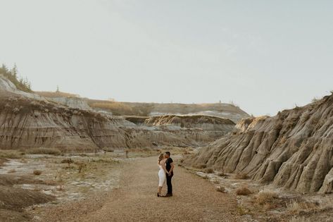 Drumheller Badlands in Alberta is one of my favourite locations for, engagement photos, badlands elopements or sunset wedding photos! I met Tatum & Jed at this beautiful location for their sunset engagement photos in the badlands of Alberta! Browse the blog to see this full day! Havilah Heger Photography Badlands Couples Photos, Badlands Engagement Photos, Alberta Elopement, Drumheller Alberta, Small Outdoor Wedding, Sunset Engagement Photos, Dreamy Night, Sunset Wedding Photos, Unique Engagement Photos