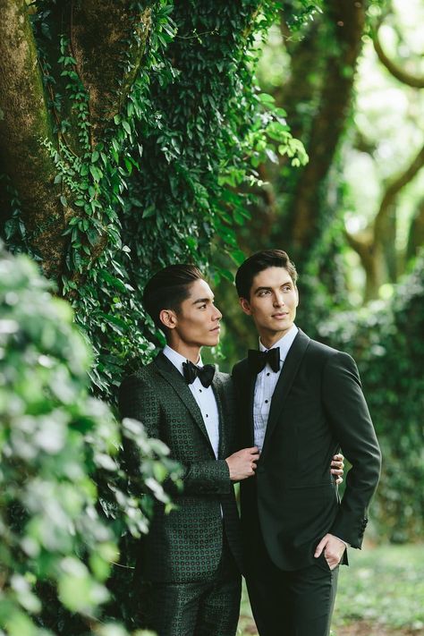 Two grooms wedding portrait | Romantic wedding photo | Gay ouple wedding photography | Green groom wedding suits | Stylish Greenery Wedding in Maui, Hawaii | #TieTheNoss - Perfete #groom #groomsuit #weddings #suit #tuxedo #gentlemen #boutonniere #weddinggroom Two Grooms Wedding, Androgynous Wedding, Tuxedo Ideas, Green Groom, Masculine Wedding, Gay Wedding Photos, Two Grooms, Shooting Couple, Wedding Posing