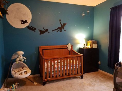 Chambre enfant avec thème Peter Pan Disney Baby Rooms, Nursery Room Ideas, Neverland Nursery, Peter Pan Nursery, Boy Nursery Themes, Baby Boy Nursery Themes, Baby Room Themes, Adorable Nursery, Disney Rooms