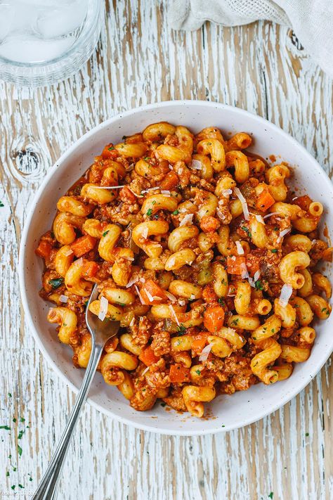 Bolognese Pasta Recipe, Ground Turkey Pasta Recipes, Pasta Bolognese Recipe, Turkey Sauce, Pasta Soup Recipes, Ground Turkey Pasta, Turkey Spaghetti, Bolognese Pasta, Red Pepper Recipes