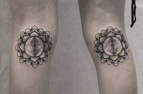 Behind the knees, no fucks given type of mandalas. Ouch. Behind Knee Tattoo, Geometric Shape Tattoo, Chic Tattoo, Inspiration Tattoo, Leg Tattoos Women, Geometric Mandala, Floral Moon, Nice Picture, Different Tattoos