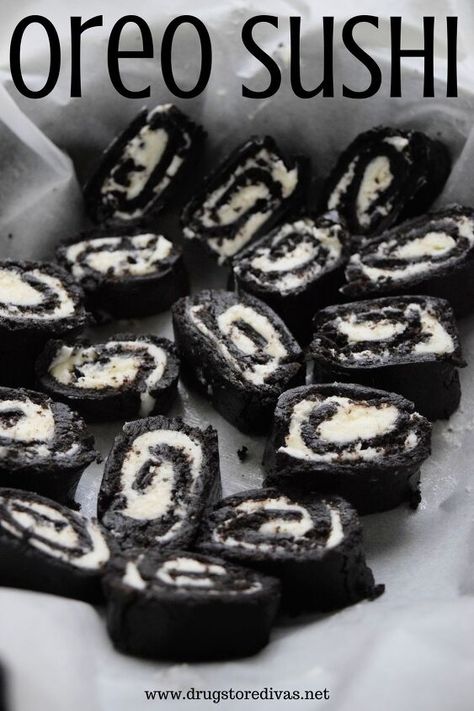 Oreo Rolls, Oreo Sushi, Pinwheel Cookies Recipe, Sushi Ingredients, Oreo Cookie Recipes, Dessert Sushi, Oreo Dessert Recipes, Sushi Recipe, Vegetarian Cookies