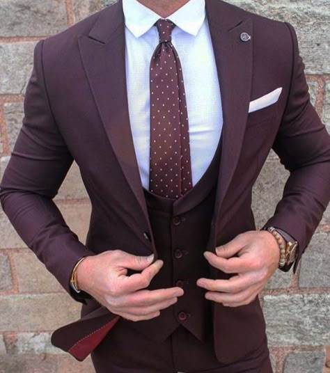 urban dressing // city boys // urban men // mens suit // mens fashion // mens accessories // urban style // Terno Slim Fit, Wedding Suits Groomsmen, Der Gentleman, Burgundy Suit, Mens Fashion Edgy, Mens Fashion Smart, Mens Fashion Urban, Groomsmen Suits, Groom Wear