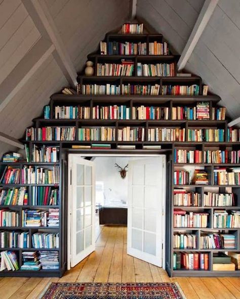 22 Unique Ways To Create A Cozy Slanted Ceiling Attic Room Astral Temple, Cabin Library, Apartemen Studio, Lots Of Books, Creative Bookshelves, Bibliotheque Design, Cozy Life, Home Library Design, Bookcase Wall