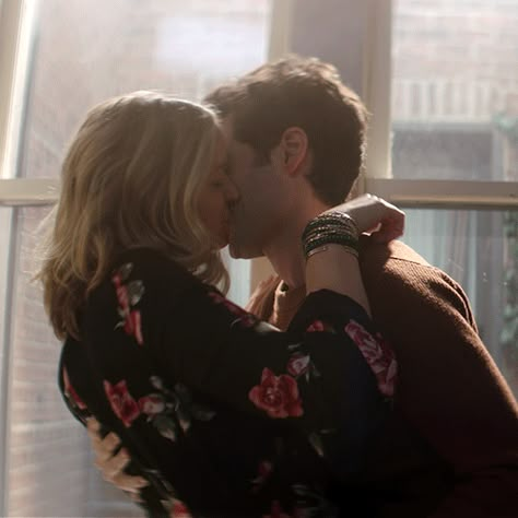 Elizabeth Lail You, Elizabeth Lail Gif, Couples At The Beach, Guinevere Beck, Perfect Couple Pictures, Aesthetic Assignment Ideas, Joe Goldberg, Elizabeth Lail, Penn Badgley