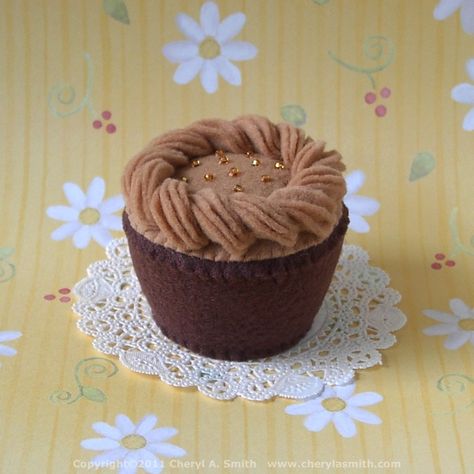 cupcake pincushion Cupcake Pincushion, Felt Food Diy, Felt Food Patterns, Felt Cupcakes, Felt Cake, Caramel Frosting, Felt Play Food, Pretend Food, Food Patterns