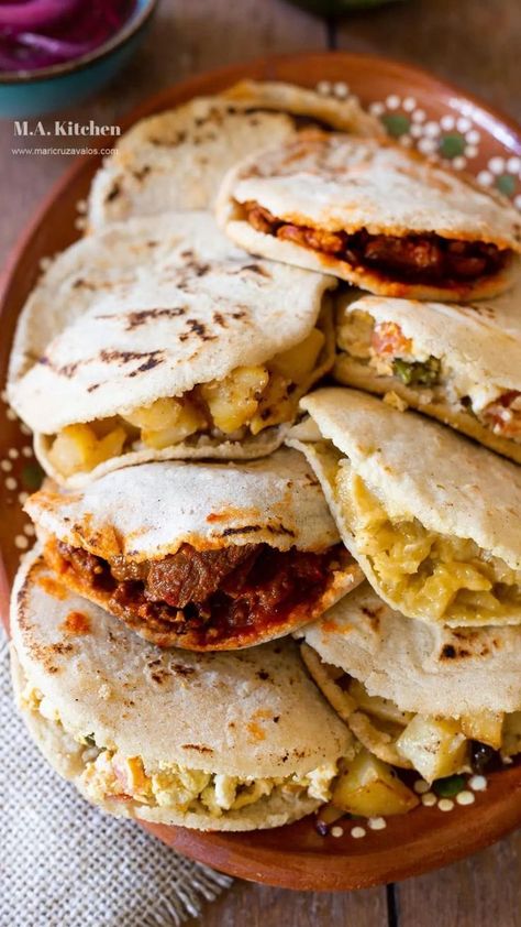 Maseca Recipes, Gorditas Recipe Mexican, Gorditas Recipe, Masa Recipes, Colombian Cuisine, Mexico Food, Hispanic Food, Mexican Food Recipes Easy, Latin Food