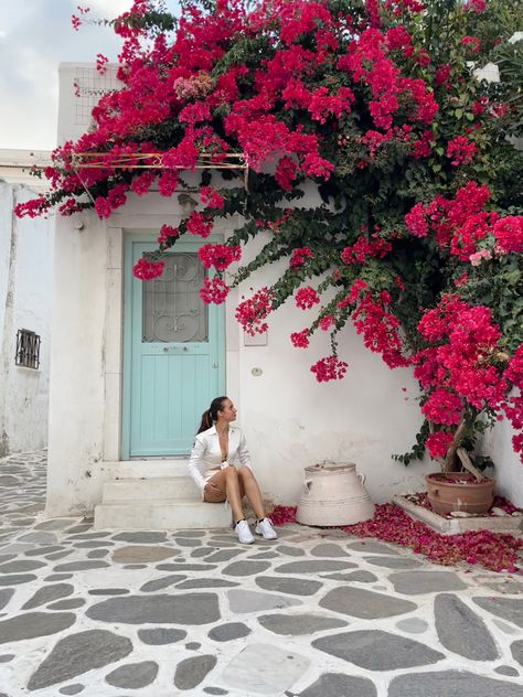 Holiday Posing Ideas, Greece Photography Ideas, Skiathos Photo Ideas, Photo Ideas In Greece, Santorini Poses Ideas, Pictures In Greece, Santorini Greece Picture Ideas, Bodrum Photo Ideas, Paros Greece Photo Ideas