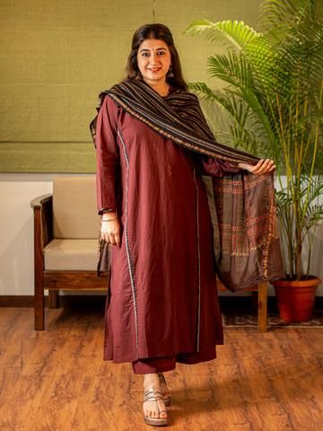 Product Description : Flaunt these comfortable flared kurtas as you frolic, made in softest mul... Kurta Ideas, Boho Fits, Short Tunic, Kurtas For Women, Summer Suit, Suit Pattern, Cotton Kurti Designs, Kurta Design