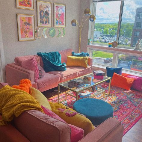 Gabrielle💐 on Instagram: “I just took this bomb picture of my living room, so I wanted to share it 🥺💕” School Apartment, College Living Rooms, Eclectic Minimalist, Retro Apartment, Funky Living Rooms, Funky House, College Apartment Living Room, Cosy Interior, Colorful Apartment