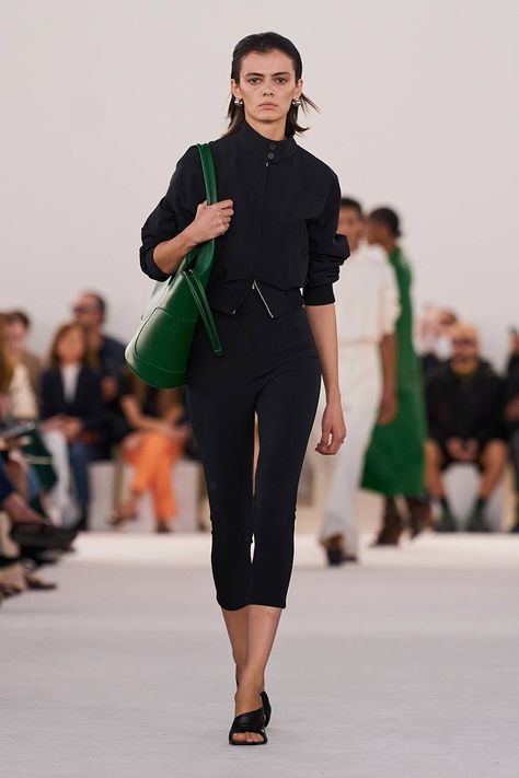 Black Capri Outfits, Capri Leggings Outfit, Fashion Week Outfit Ideas, Capri Pants Outfits, Capri Outfits, Celana Fashion, Fashion Week Outfit, Black Capri Pants, Black Capris