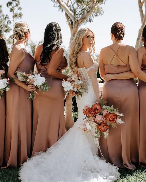 Rust Wedding Theme, Roses Wedding Theme, Rust Wedding Color, Rose Wedding Theme, Rust Wedding, Wedding Theme Ideas, Earthy Elegance, Bridesmaids Bouquet, Wedding Invitations Romantic