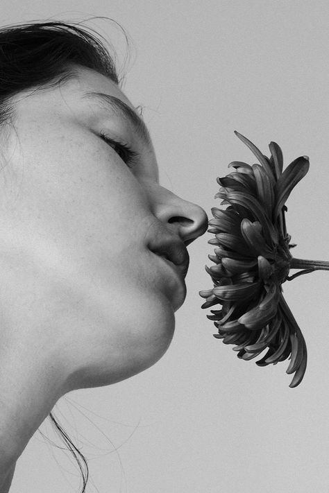 Artistic Flower Photography, Double Exposer Photography, Flower In Mouth Photography, Black And White Portrait Photography Art, Artistic Photos Creative Photography, Flower Portrait Photography, High Key Photography Portraits, Photography With Flowers, Photoshoot With Flowers