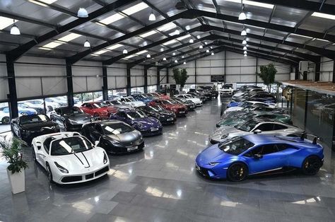 Dream Garage Luxury, Luxury Garage Interior, Garage With Cars, Cars In Garage, Supercar Garage, Luxurious Garage, Car Dealership Design, Cars Showroom, Car Yard