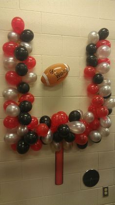 Football Locker Decorations, Locker Room Decorations, Rally Idea, Homecoming Decorations, Cheer Banquet, Football Banquet, Hallway Decoration, Sports Banquet, Cheer Spirit