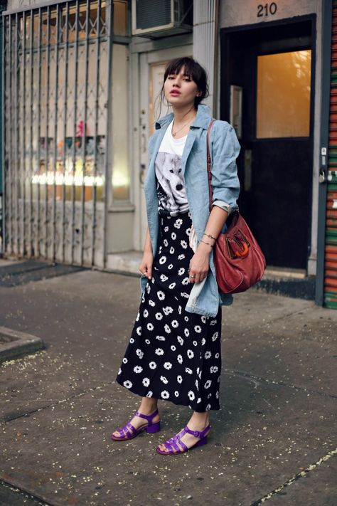 Natalie off duty: rainy day woman Boho Style Inspiration, Natalie Off Duty, Long Midi Skirt, Printed Long Skirt, Women Street, Street Style Summer, Urban Outfits, Off Duty, Street Style Women