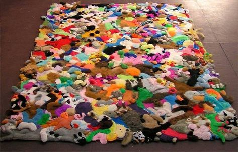 Make a Rug with old Stuffed Animals! #KidsRugs Mary Johnson, Animal Rug, Sewing Stuffed Animals, Animals Toys, Diy Rug, Beanie Babies, Animal Crafts, Repurpose, Rug Making