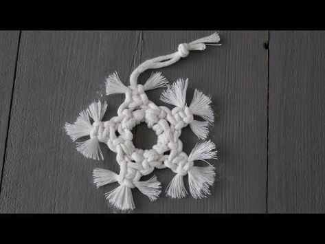 Macramé sneeuwvlok maken | kerst - Zelf maken is leuker Christmas Snow, Macrame Diy, Winter Christmas, Hanukkah Wreath, Christmas Diy, Crochet Earrings, Macrame, Merry Christmas, Christmas Ornaments