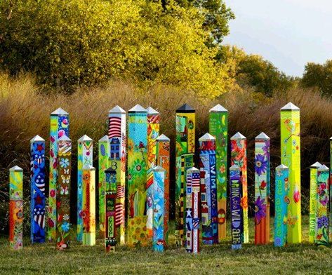 Dishfunctional Designs: The Upcycled Garden: Garden Totems Totem Pole Ideas, Recycled Yard Art, Beach Castle, Peace Poles, Upcycled Garden, Peace Pole, Bohemian Decor Inspiration, Garden Totem, Art Pole