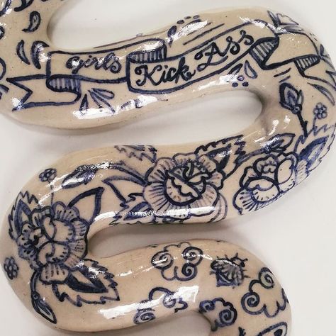 Snake Ceramics, Ceramic Snake, Art Final, Snake Art, Ceramics Ideas, Ceramic Animals, Pottery Designs, Clay Pottery, Cute Crafts