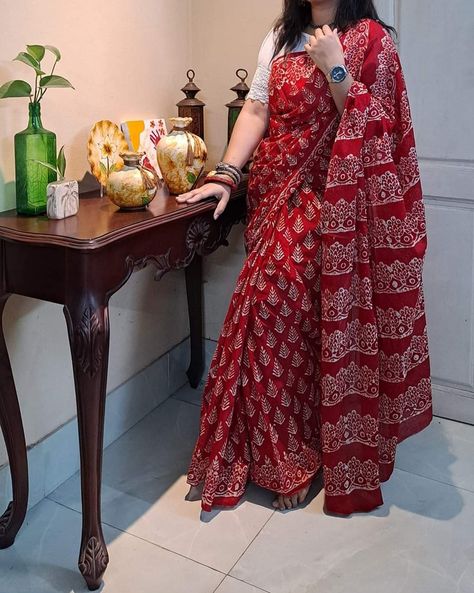 Cotton Batik saree Batik Saree, Cotton Saree Blouse Designs, Saree Wearing Styles, Simple Saree Designs, Cotton Saree Designs, Fashionable Saree Blouse Designs, Fancy Sarees Party Wear, Womens Trendy Dresses, Simple Sarees