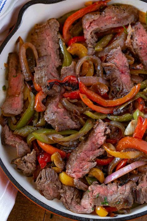 Steak Fajitas made with an easy homemade fajita seasoning, skirt steak, bell peppers and onions in a one skillet in just 30 minutes! | #steak #steakfajitas #fajitas #mexicanfood #dinnerthendessert #dinner #weeknightmeal #easymexicanrecipes Skillet Quesadilla, Steak Fajita Seasoning, Best Steak Fajitas, Easy Fajita Recipe, Beef Fajita Recipe, Skirt Steak Fajitas, Homemade Fajitas, Flank Steak Fajitas, Easy Steak Fajitas