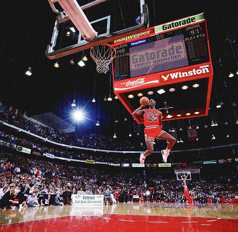 The story behind Walter Iooss' iconic photograph of Michael Jordan. www.sacamera.co.za Nba Best Dunks, Michael Jordan Slam Dunk, Best Dunks, Michael Jordan Photos, Jordan Iii, Chicago Sports, Jordan Basketball, Basketball Legends, Jordan 23