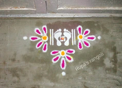 Easy Laxmi Pooja Rangoli, Simple Rangoli Kolam Designs With Colour, Easy Rangoli Designs Videos, Very Easy Rangoli Designs, Rangoli Designs Photos, Rangoli Designs Simple Diwali, Rangoli Simple, Easy Rangoli Designs Diwali, Rangoli Side Designs