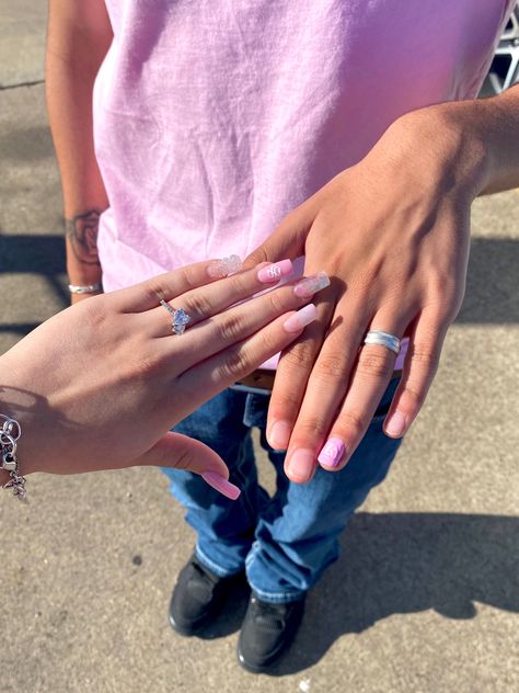 Painting Boyfriends Nails, Matching Nails For Lesbian Couples, Matching Couple Nails Valentines, Girlfriend And Boyfriend Matching Nails, Lesbian Couple Nails Matching, Matching Nails With Boyfriend Black, Nail Initial Boyfriend, Boyfriend Girlfriend Matching Nails, Matching Nail Sets With Boyfriend