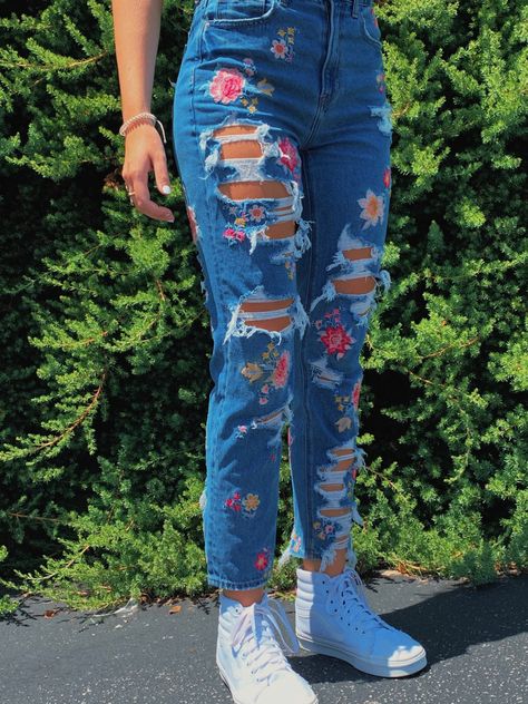 Flower Jeans Outfit, Cute Ripped Jeans, Cute Outfits With Jeans, Looks Country, Floral Jeans, Cute Pants, Cute Jeans, Swaggy Outfits, Really Cute Outfits