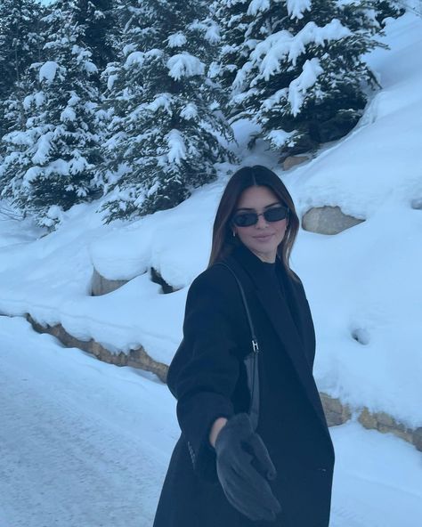 Mode Dope, Stile Kendall Jenner, Kendall Style, Snow Trip, Winter Photoshoot, Foto Tips, Winter Photo, Winter Photos, Kendall Jenner Outfits